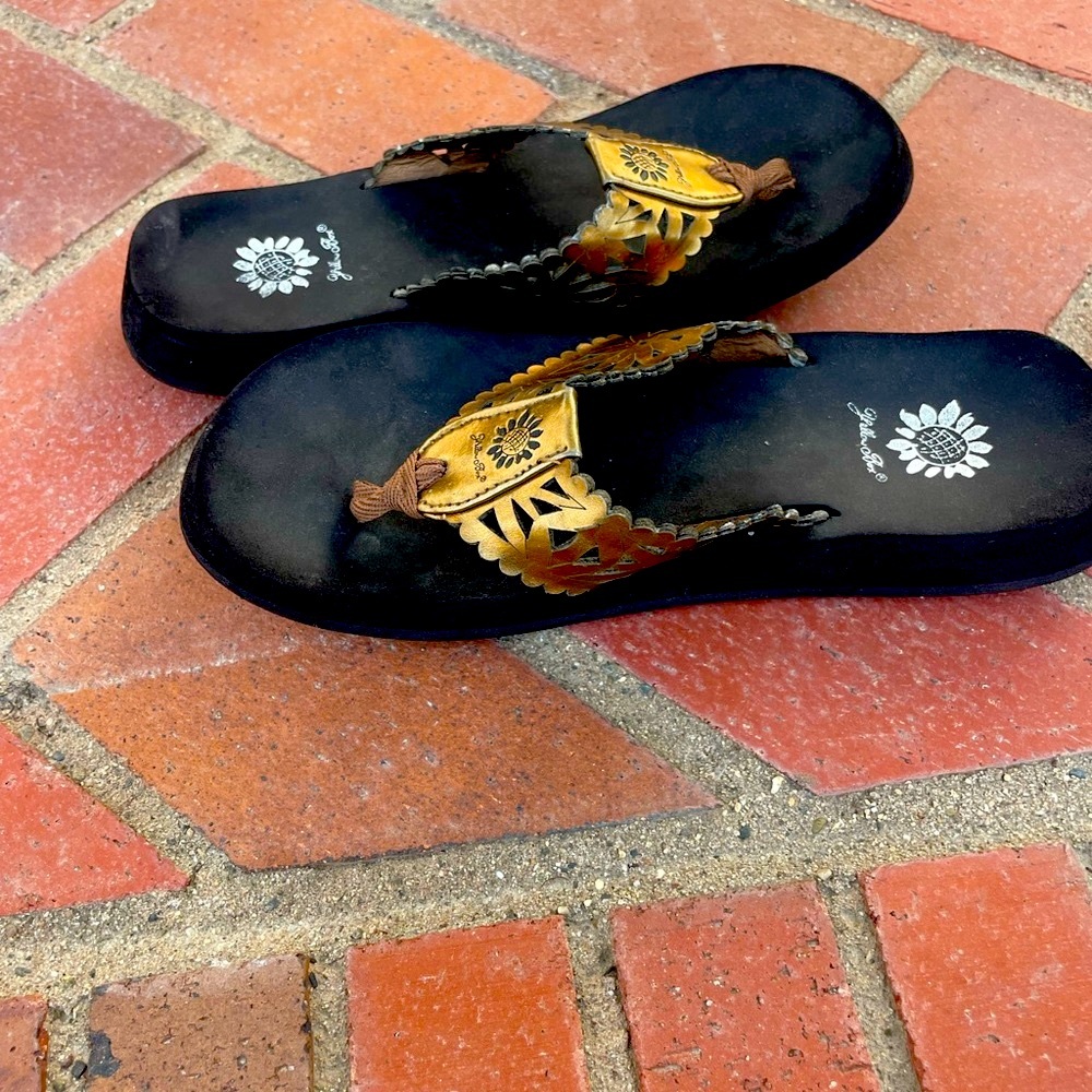 Gold and Black Flip Flops ~Yellow Box~Size 7-/2 Sandals